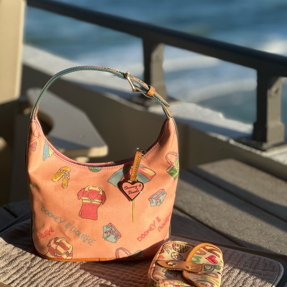 💕 Dooney & Bourke Pink Beach Print Hobo Shoulder Bag + Dooney Pouch (Two-Pieces) - Picture 2 of 16